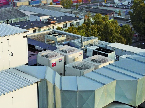 Anordnung der Klima­anlagen-Außeneinheiten und Luftkanäle über den 
Dächern von Frankfurt
