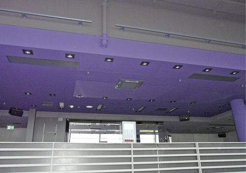 Installierte Innen­einheiten: Blick auf die Kassettenmodelle im Barbereich
