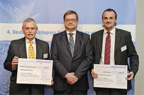 Sie freuen sich über ihren Erfolg in der Kategorie 2 (v. l.): Konrad Ammon 
(Metzgerei Ammon), Jürgen Becker (Staatssekretär im BMU) und Marc Siggelkow 
(SK-Kältetechnik GmbH)
