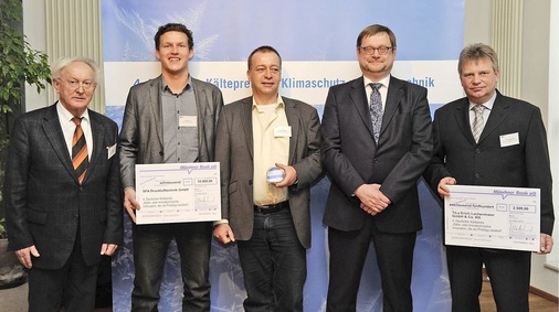 Die Preisträger der 1. Kategorie (v. l.): Dr. H. Förster (Ingenieurbüro 
Dr. H. Förster), Eike Kastens, Frank Schauder (SFA-Drucklufttechnik GmbH), 
Jürgen Becker (Staatssekretär im BMU) und Eric Lachenmaier (TiLa Erich 
Lachenmaier GmbH & Co. KG)
