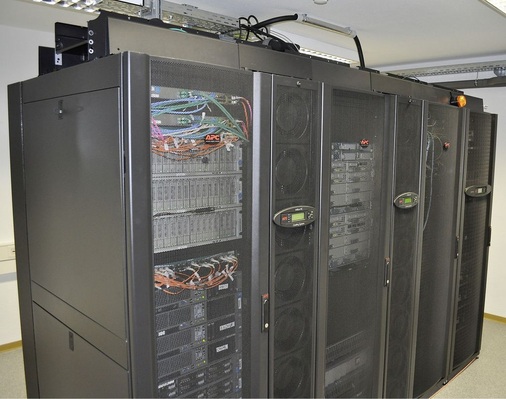 1. Preisträger in der Kategorie 2 „Installation von Kältemaschinen bzw. 
Klimaanlagen durch kleine Unternehmen“ ist eine geothermale Kälteerzeugung 
für IT-/Serverschränke der SK-Kältetechnik GmbH, Leverkusen. Zu sehen sind 
hier Serverschränke mit…