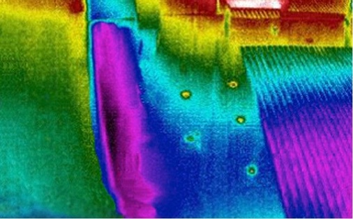 Bild 5: Luftschleieranlage mit herkömmlichem ­Ausblassystem: Kaltluft 
(blauer bis violetter Farbbereich) dringt in das Gebäude ein.
