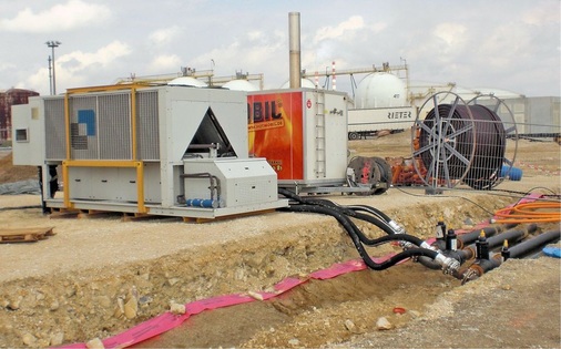 Hotmobil liefert zu den mobilen Kältezentralen passende 
Verbindungsschläuche mit und führt Aufbau, Anschluss sowie Inbetriebnahme 
mit eigenem Fachpersonal durch. Auch für längere Verbindungswege zum 
Anschluss an die Anlage ist der Energiedienstleister…