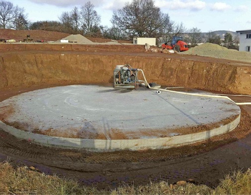 Bild 1: Eisspeicher werden unter die Erdoberfläche eingebaut und verrichten 
unsichtbar ihren Dienst.
