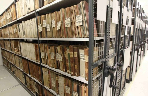 Bild 3: Fahrregalanlage im Magazin das Stadtarchiv verwahrt ca. 10 km 
historisches Schrift- und Bildgut vom späten Mittelalter bis in die 
Gegenwart.
