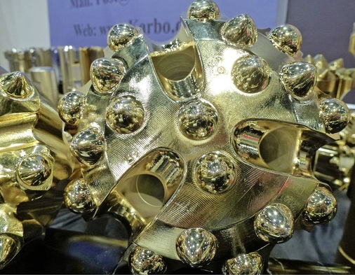 In der Geothermiebranche ist nicht alles Gold, was glänzt. Die 
oberflächennahe Geothermie spürt die Häufung von Schäden rund ums 
Bohrloch. Insbesondere private Hausbesitzer halten sich zurück.
