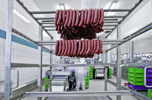 Sowohl Wärme als auch Kälte benötigt die schweizerische Fleischtrocknerei 
Churwalden für ihre Fleischwaren­produktion.
 - © SSP Kälteplaner AG
