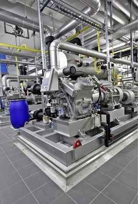 Eine zweistufige Ammoniak-Wärmepumpe nutzt Grundwasser von + 12 °C und + 8 
°C als Energiequelle. Jede Stufe beinhaltet zwei Kolbenverdichter, die über 
Frequenzumformer stufenlos geregelt werden.
