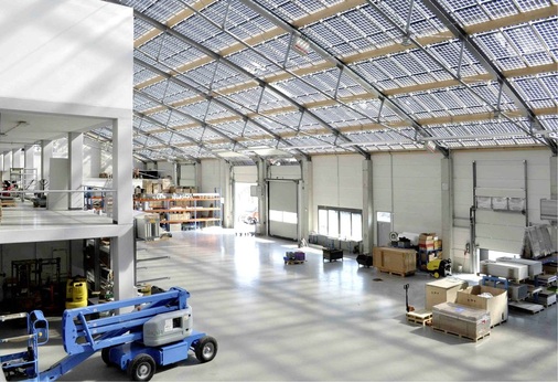 Etwa zehn Prozent der Dachfläche sind aufgrund der ­transparenten 
Rückfolie der Module lichtdurchlässig. In vielen Bereichen kann daher in 
angenehm diffusem Tageslicht gearbeitet werden.
 - © ild: isocal GmbH / BWP

