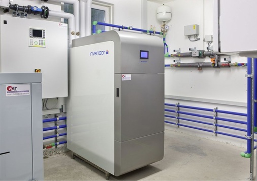 Betriebsraum im Autohaus Gramsamer. Dank ihrer niedrigen Antriebstemperaturen 
von 65 °C kann die InvenSor-Kältemaschine LTC 09 die Abwärme von BHKWs 
ideal zur Kälteerzeugung nutzen.
