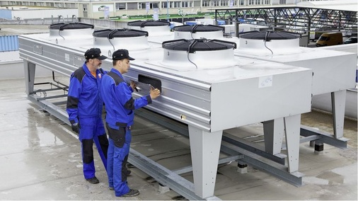 Azubi Erik Lukwitz (r.) lässt sich von dem erfahrenen Kältetechniker Uwe 
Neumann (l.) die Vorgehensweise bei der Wartung auf dem Dach der Kühl- und 
Lagerhalle von „Deutsche See“ auf dem Berliner Großmarkt in der 
Beusselstraße erklären.

