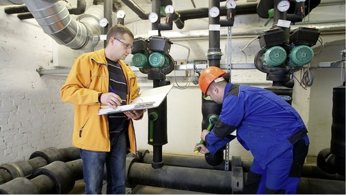Kundendienstleiter Marcel Manica (l.) schaut beim Verlag „Der 
Tagesspiegel“ vorbei. Hier mit Philipp Schroth bei der Wartung der Pumpen 
für den Kältekreislauf.
