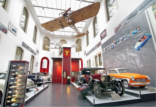 Auch in den Räumen des Verkehrsmuseums Dresden hier ein Blick auf die 
Automobilausstellung im Lichthof kommt das Raumluftreinigungssystem sansoro 
von Hauser zum Einsatz.
