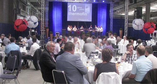 Blick in die Festhalle, auf der Bühne das Bläseroktett, ganz rechts Felix 
Löffler
