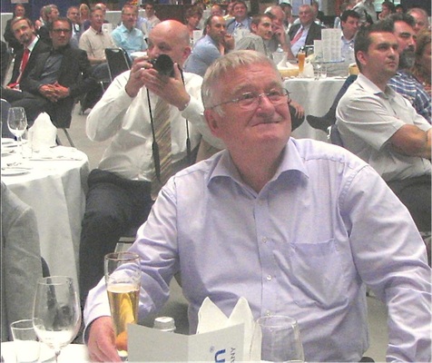 Willy Löffler inmitten der Gäste
