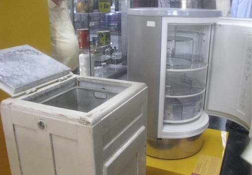 Zwei Kühlschrankgenerationen im Industriemuseum

