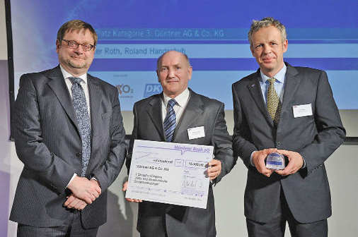 Verleihung des 4. Deutschen Kältepreises (v. l.):
Staatssekretär Jürgen Becker, Roland Handschuh (Güntner) und Preisträger 
Peter Roth (Güntner)
 - © Ingo Heine
