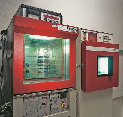 Bild 1: Im Dauerlaufraum: mithilfe der Klima­kammer werden die Daten für 
die herkömm­liche Lebensdauer­berechnung gewonnen.
