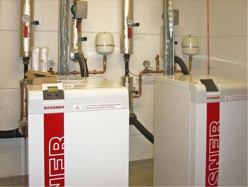 Zwei, in größeren Objekten drei Wärmepumpen des Typs Ochsner GMLW 35 plus 
bzw. GMLW 35 HK plus mit je 35 kW Leistung liefern in Kaskadenschaltung 
jederzeit genug Wärme für die Lager-, Büro- und Verkaufsräume in den 
Brillux-Niederlassungen.
