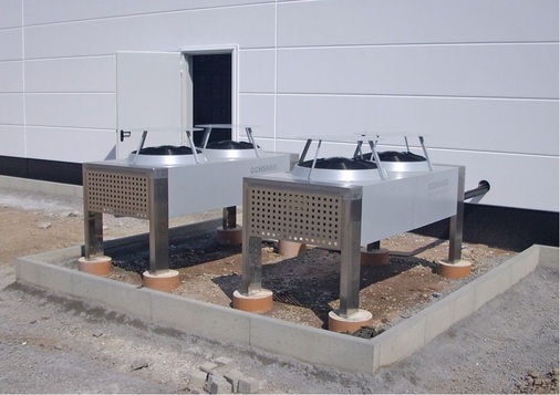 Zwei extrem leise Splitverdampfer des Typs Millennium (MSV 35) dienen als 
Wärmequelle für die Wärmepumpen.
