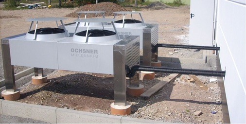 Die Tischverdampfer der Millennium-Serie sind auf dem Betriebsgelände oder 
auf dem Dach der Gebäude aufgestellt und liefern das Wärmemedium über 
Leitungen an die Wärmepumpen.
