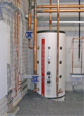 Die Wärmepumpen beliefern einen 1500 Liter fassenden Ochsner Pufferspeicher.
 - © K&P Planung/Ochsner
