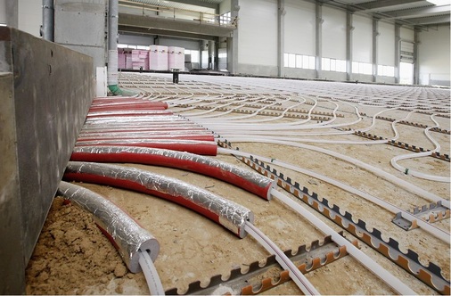 Der Pufferspeicher im Boden beinhaltet ein 8000 m langes Rohrsystem.
