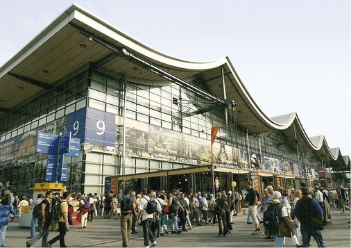 Unter der Halle 9 auf dem Gelände der Hannover Messe sind drei Eisspeicher 
mit einer Speicherkapazität von 3 x 9,8 MWh installiert. Künftig könnten 
solche Energiespeicher eine wichtige Funktion zur Bereitstellung von 
Regelenergie durch fluktuierende…