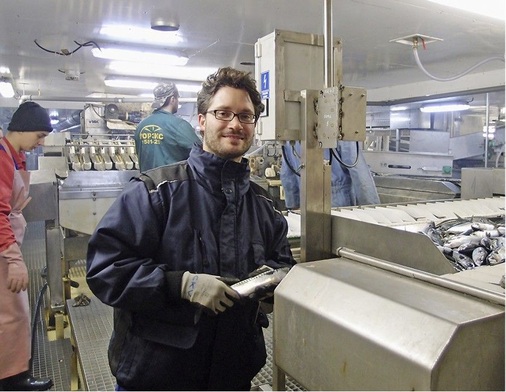 Christian Voss von GEA Refrigeration Technologies war mit an Bord, um die 
Funktion der neuen Kältetechnik zu überprüfen.
