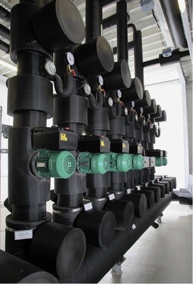 Bei größeren oder verzweigten Anlagen sind in der Regel mehrere 
Kältekreise vorhanden, die über Haupt- und ggf. nachgeschaltete 
Unterverteilungen versorgt werden. Dabei ist jedem Kältekreis eine Pumpe 
zugeordnet.
