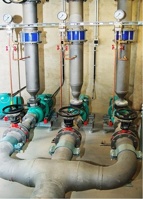 Zur Rückkühlung mehrerer parallel geschalteter Kältemaschinen können 
Rückkühlwerke eingesetzt werden. Diese werden von Pumpen CronoBloc-BL 
versorgt, die bedarfsgerecht zu- oder abgeschaltet werden.
