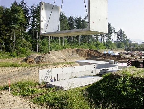 Unterirdische Betonfertigteilspeicher für Regenwasser zur Produktions- und 
Gebäudekühlung, 2 x 300 m³ Fassungsvermögen, bei Hüttinger Elektronik, 
Freiburg
