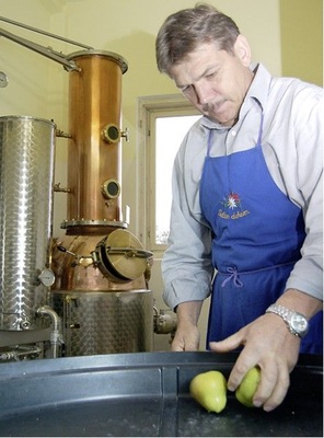 Brennerei Steiner, Biohotel Panorama in Mals/Südtirol, kühlt Obst- und 
Edelbrände mit Zisternenwasser
