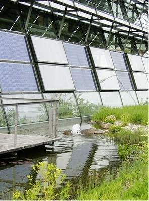 Südfassade Verwaltungsgebäude der Solarfabrik Freiburg. Synergie 
Regenwasser-Teich und Photovoltaik: Verdunstungskühlung schafft höheren 
Stromertrag
