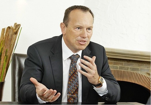 „Wenn ich mir derzeit die Planungen und den Auftragseingang für das zweite 
Halbjahr ansehe, hat die Branche eher ein Problem, dass zu wenige 
Einbau-Kapazitäten am Markt vorhanden sind.“
