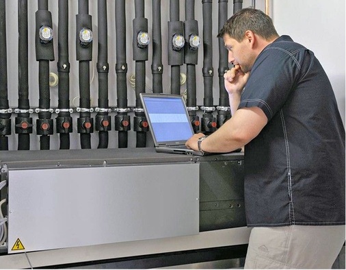 Auf der Chillventa 2012 wird Mitsubishi Electric ein Produkt vorstellen, das 
die Medien Kältemittel und Wasser verbindet. Im Bürogebäude des 
Herstellers ist bereits ein Prototyp im Einsatz.
