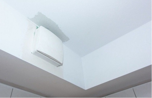 Über die Abluftsammler in Küche und Bad wird die verbrauchte Luft direkt 
nach außen abgeführt.
