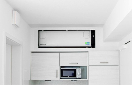 Aus Platzgründen wurde das Pluggit-System „refresh“ über der 
Küchenzeile verbaut und mit einer Revisionsklappe versehen.
