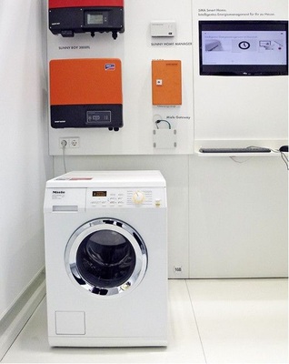 Das Thema Smart Grid im Gebäude wurde in der Vergangenheit hauptsächlich 
von der Elektro­schalter- und Hausgeräteindustrie dominiert. Jetzt will die 
Gebäudeautomations-Industrie gegenlenken.
