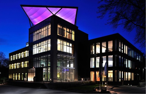 Ohne intelligente Gebäude lassen sich Smart-Grid-Funktionen kaum 
verwirklichen. Größte Hemmschwelle ist der Gewerke-Egoismus. Im 
Fraunhofer-inHaus-Zentrum in Duisburg werden seit über zehn Jahren 
zukunftsorientierte Produktkomponenten und…