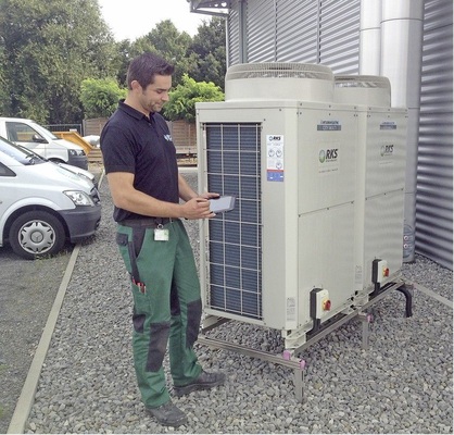 Kälteanlagenbauer Christoph Malczok kann mit Taifun Mobile Aufträge auf der 
Baustelle einfach und rasch die Arbeitsberichte erstellen.
