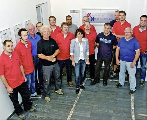 Das H&H-Team 2012 versammelt im Eingangsbereich des Unternehmens.
