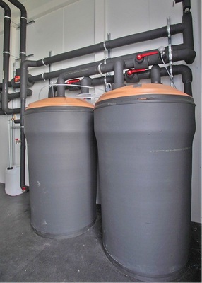 Für den Kühlbetrieb während der Nacht und bei schlechtem Wetter hält der 
Eisspeicher 52 kWh vor.
