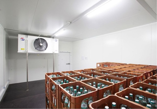 Kühlraum mit Solekühler und Kühllast (Mineralwasser)(alle Bilder: Kramer 
GmbH, alle Skizzen: Fraunhofer ISE)
