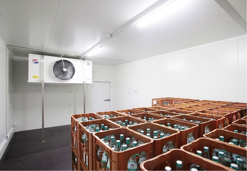Kühlraum mit Solekühler und Kühllast (Mineralwasser)(alle Bilder: Kramer 
GmbH, alle Skizzen: Fraunhofer ISE)
