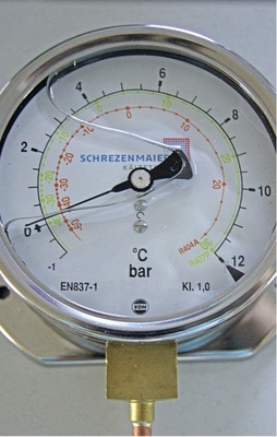 Für den geplanten Betrieb neuer R 407 F-Kälteanlagen waren bei der 
Kälte-Fachfirma bereits entsprechende Druckmanometer vorhanden.
