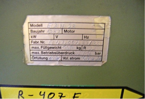 Das Anlagenschild beweist es: Die Kälteanlage Baujahr 1989 ist tatsächlich 
bereits 23 Jahre alt. Dennoch gab es bei der Umstellung von R 22 auf R 407 F 
nur wenig technischen Aufwand.
