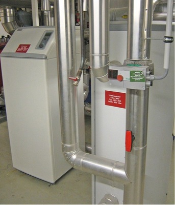 Installiert ist eine kompakte Sole/Wasser-Wärmepumpe der Baureihe F1330/22 
von Nibe.
