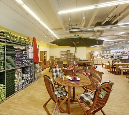 Trotz offener Installation der Klimaanlage wirkt die Luftverteilung nicht 
erdrückend und die Verkaufsprodukte bleiben optisch immer im Vordergrund.
