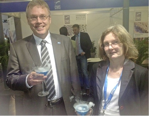 Auch der DKV-Vorsitzende Prof. Michael Arnemann und DKV-Geschäftsführerin 
Carmen Stadtländer kamen am KK-Stand in Halle 4 nicht drum herum, sich an 
der R 22-Vernichtung zu beteiligen. Wohl bekomm’s!
